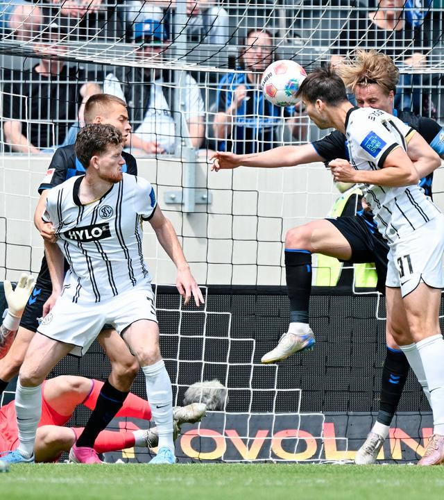 Maximilian Rohr (SV Elversberg) köpft das 1:0 gegen Paderborn.