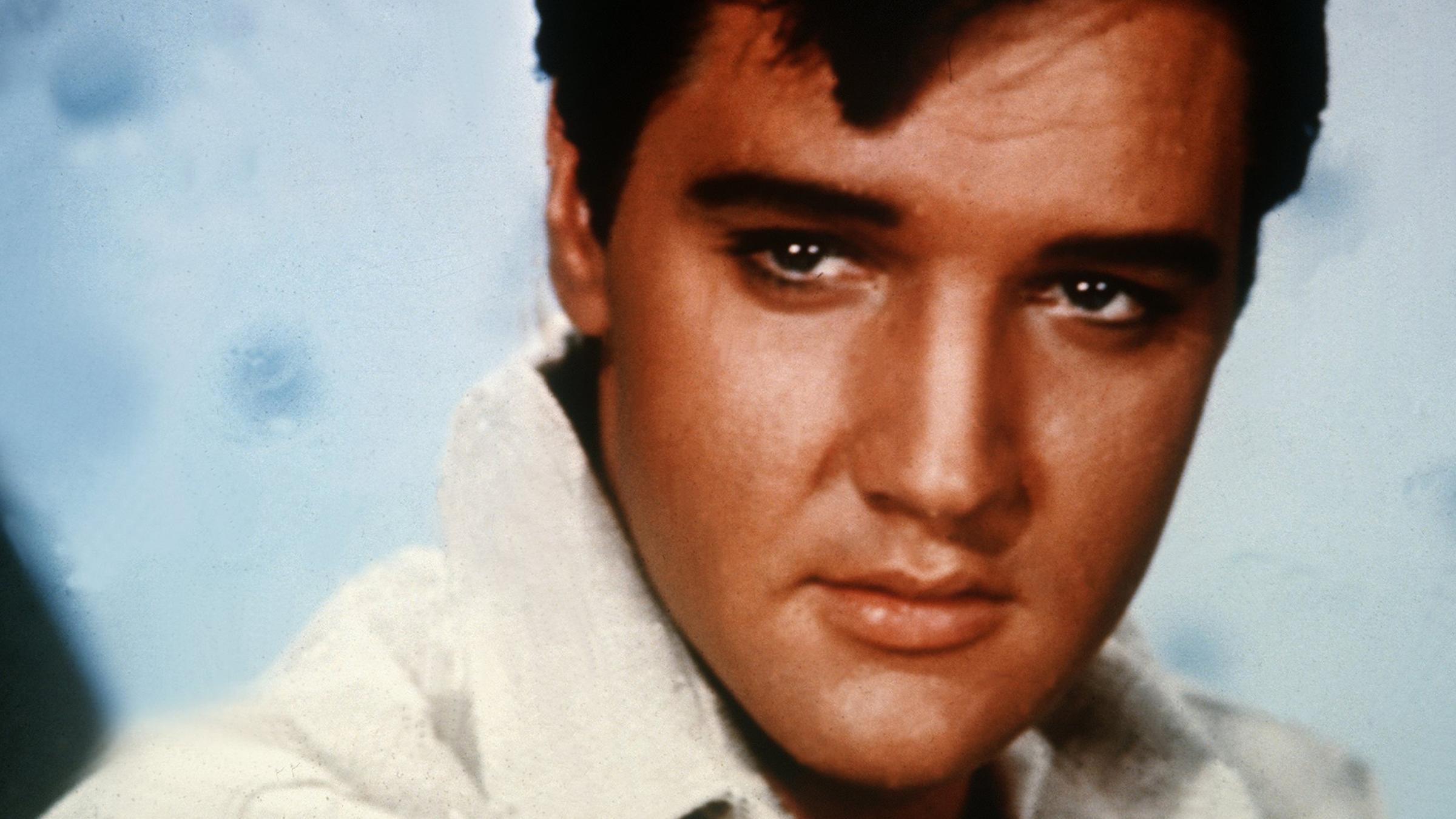 Am 8. Januar 1935 wird Elvis Presley in Tupelo, Mississippi geboren. Sein um Minuten älterer Zwillingsbruder stirbt noch während der Geburt. 
