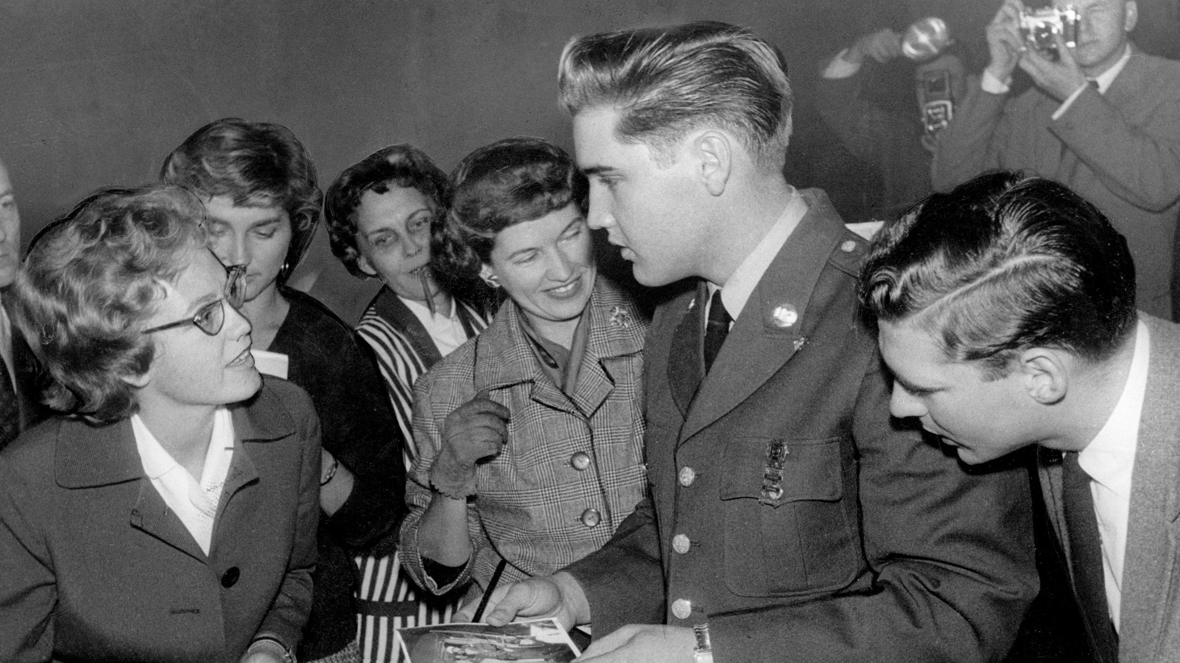 Im Oktober 1958 kommt Elvis Presley während seines Militärdienstes nach Deutschland, zunächst nach Bremerhaven, später nach Friedberg in Hessen. 