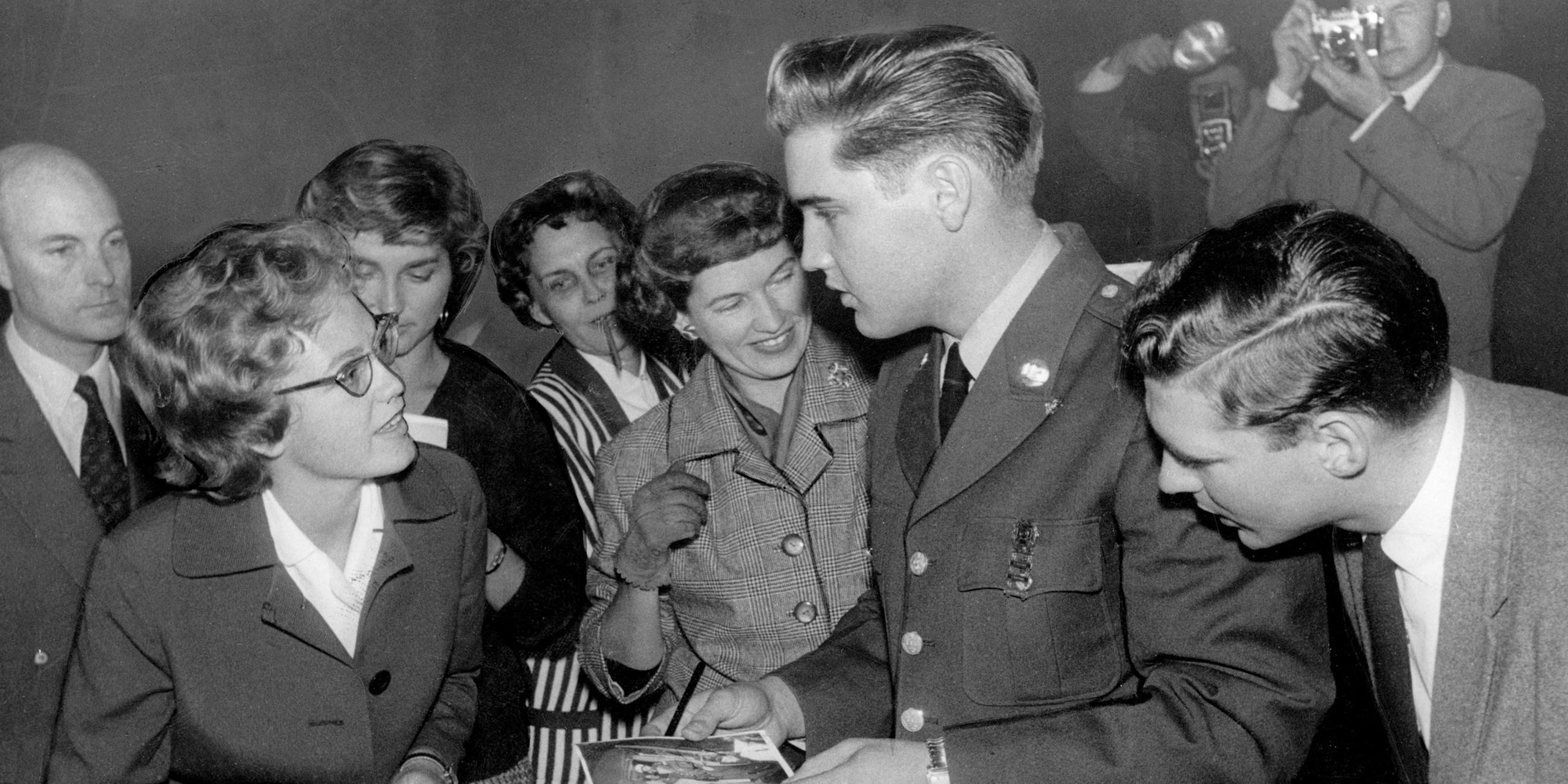 Im Oktober 1958 kommt Elvis Presley während seines Militärdienstes nach Deutschland, zunächst nach Bremerhaven, später nach Friedberg in Hessen. 