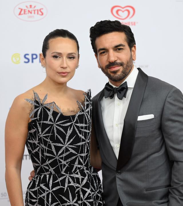 Elias M´Barek mit Ehefrau Jessica bei einer Veranstaltung 