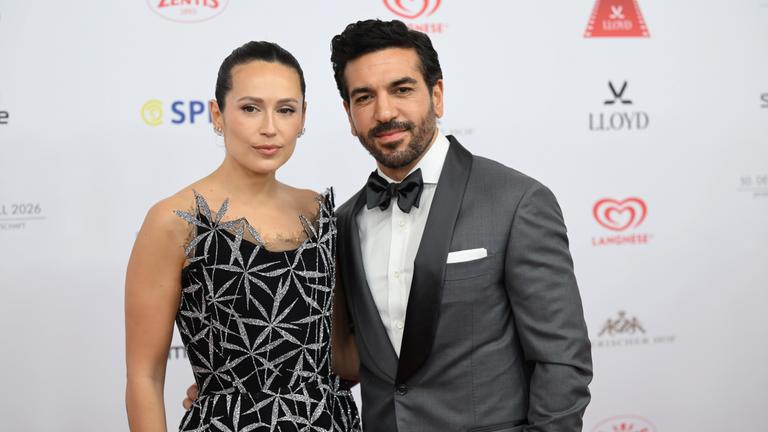 Elias M´Barek mit Ehefrau Jessica bei einer Veranstaltung 