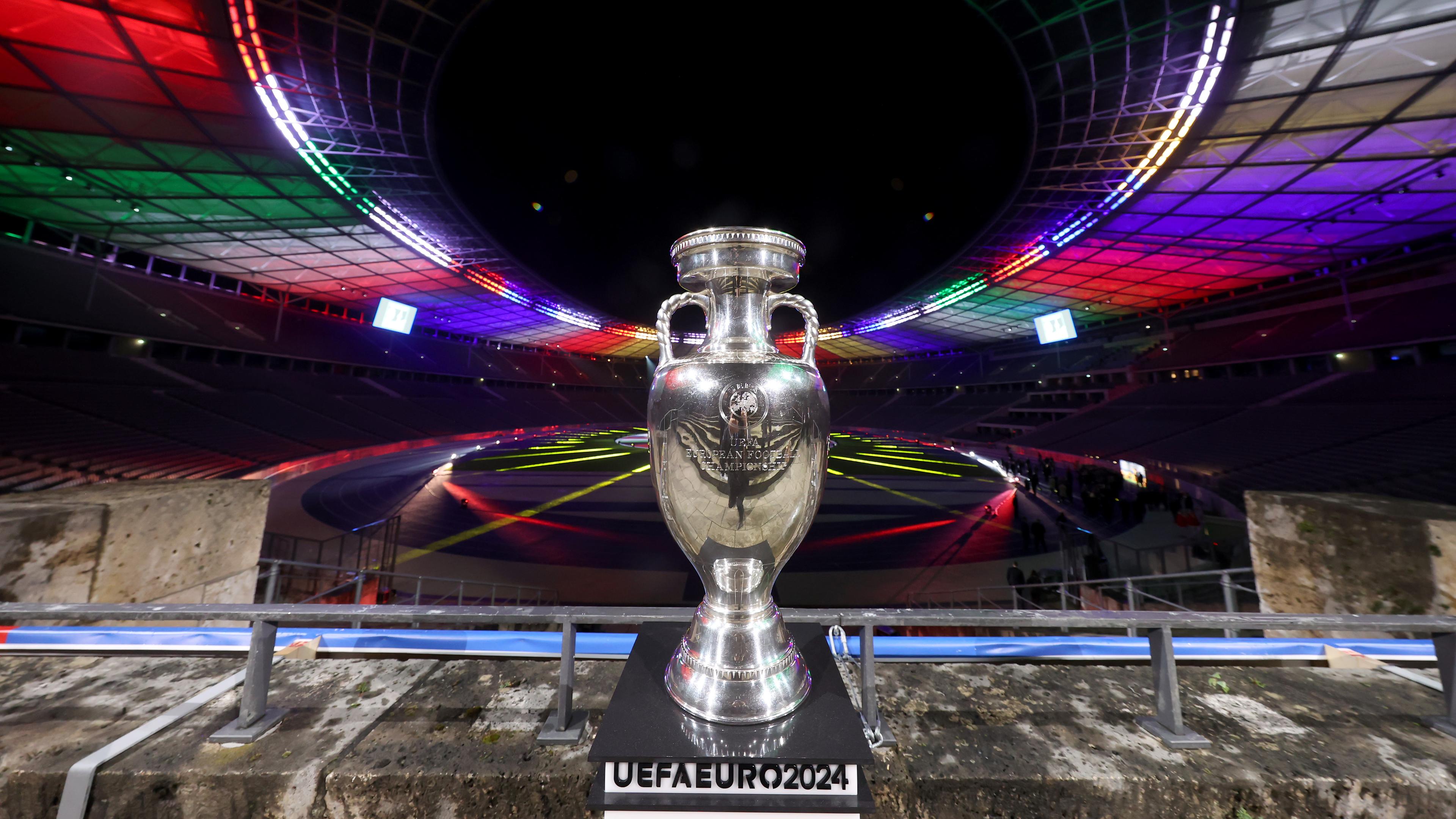 Das Bild zeigt einen EM-Pokal im Berliner Olympiastadion.