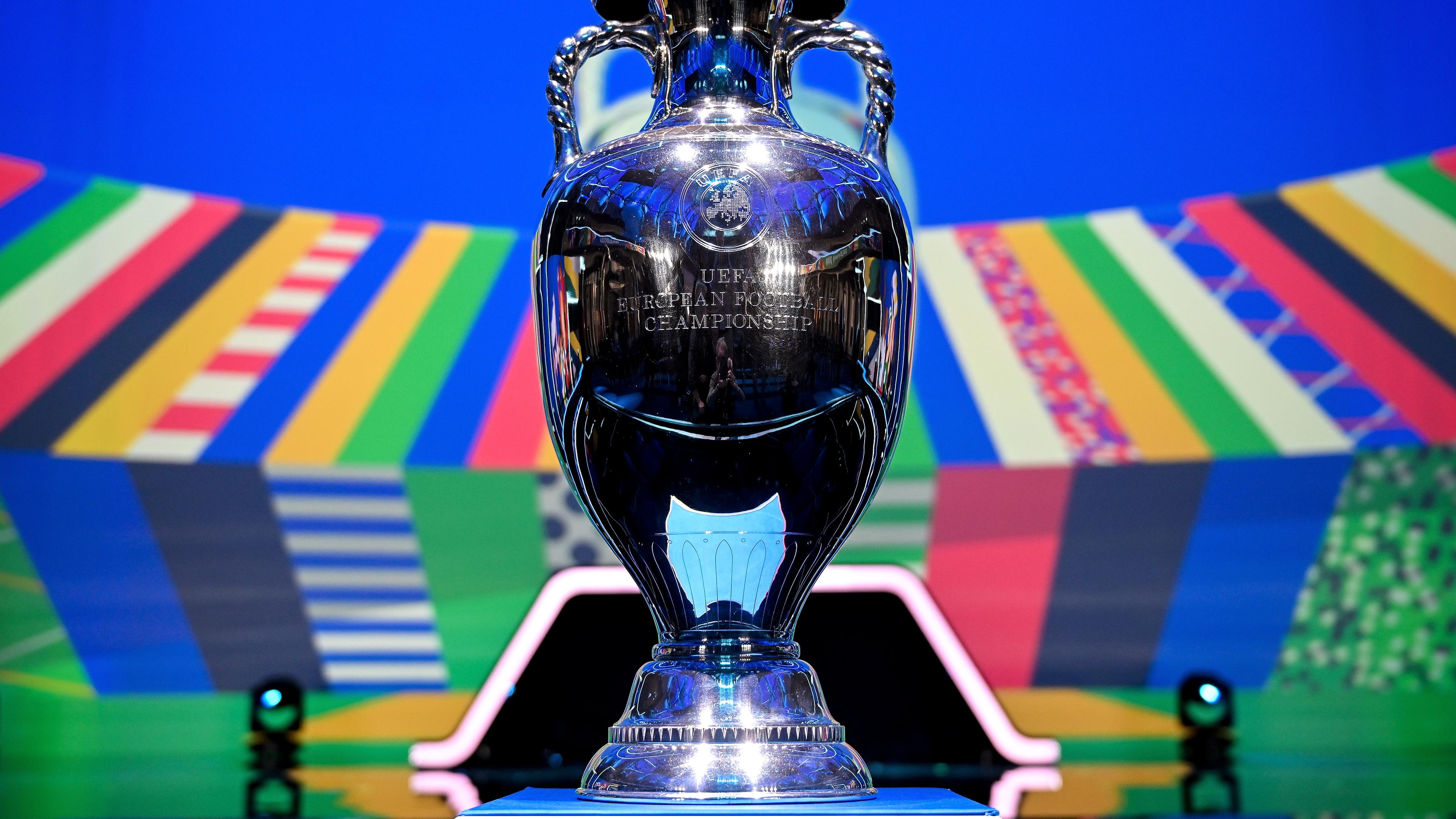 Der EM-Pokal bei der Auslosung der Qualifikation zur Fußball-EM 2024 in der Festhalle Frankfurt am 9. Oktober 2022.