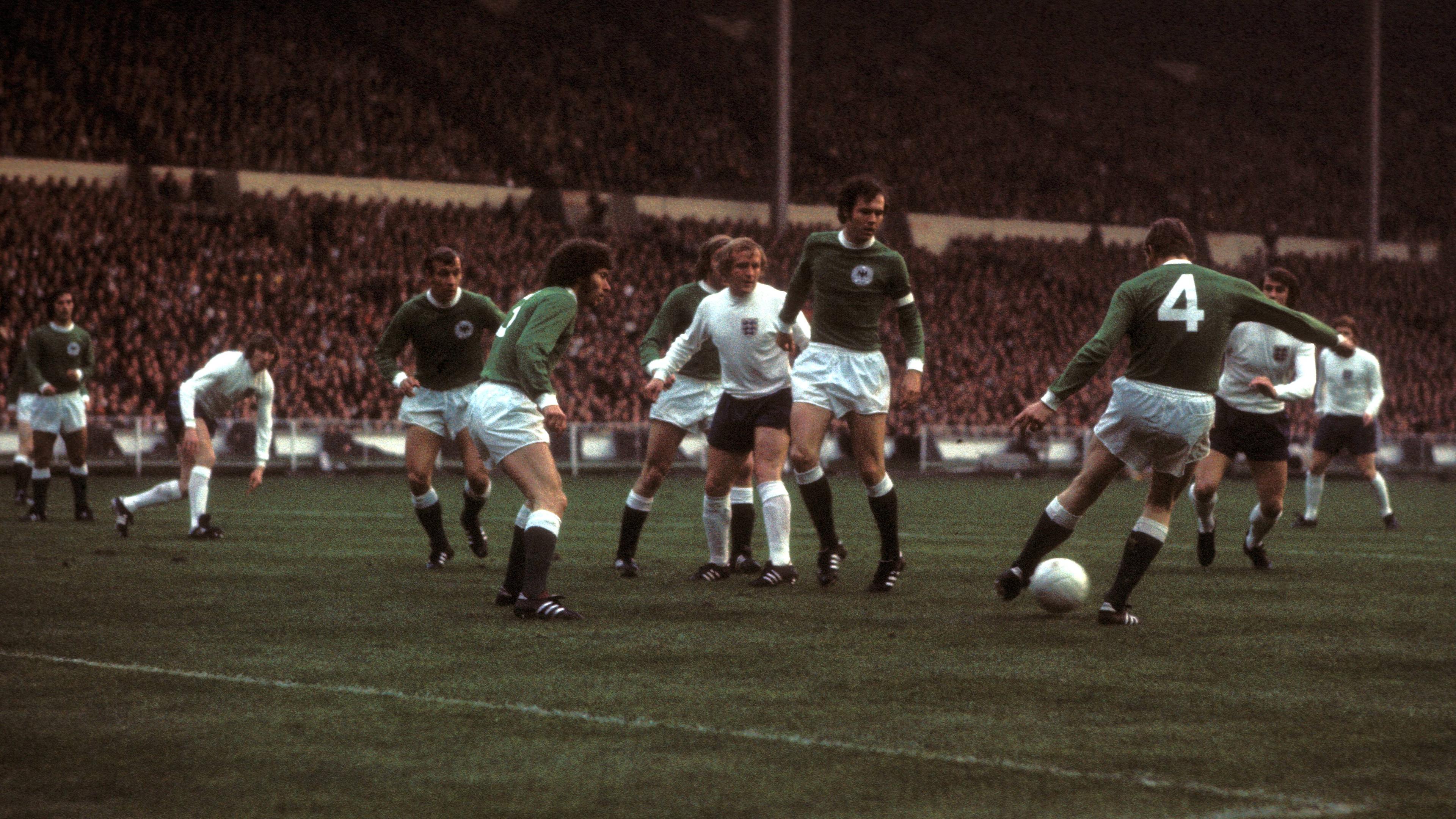 EM 1972, Viertelfinalhinspiel England - Deutschland: Francis Lee (England, Mitte) gegen Franz Beckenbauer (2.v.re.), Paul Breitner (li.) und Hans Georg Schwarzenbeck