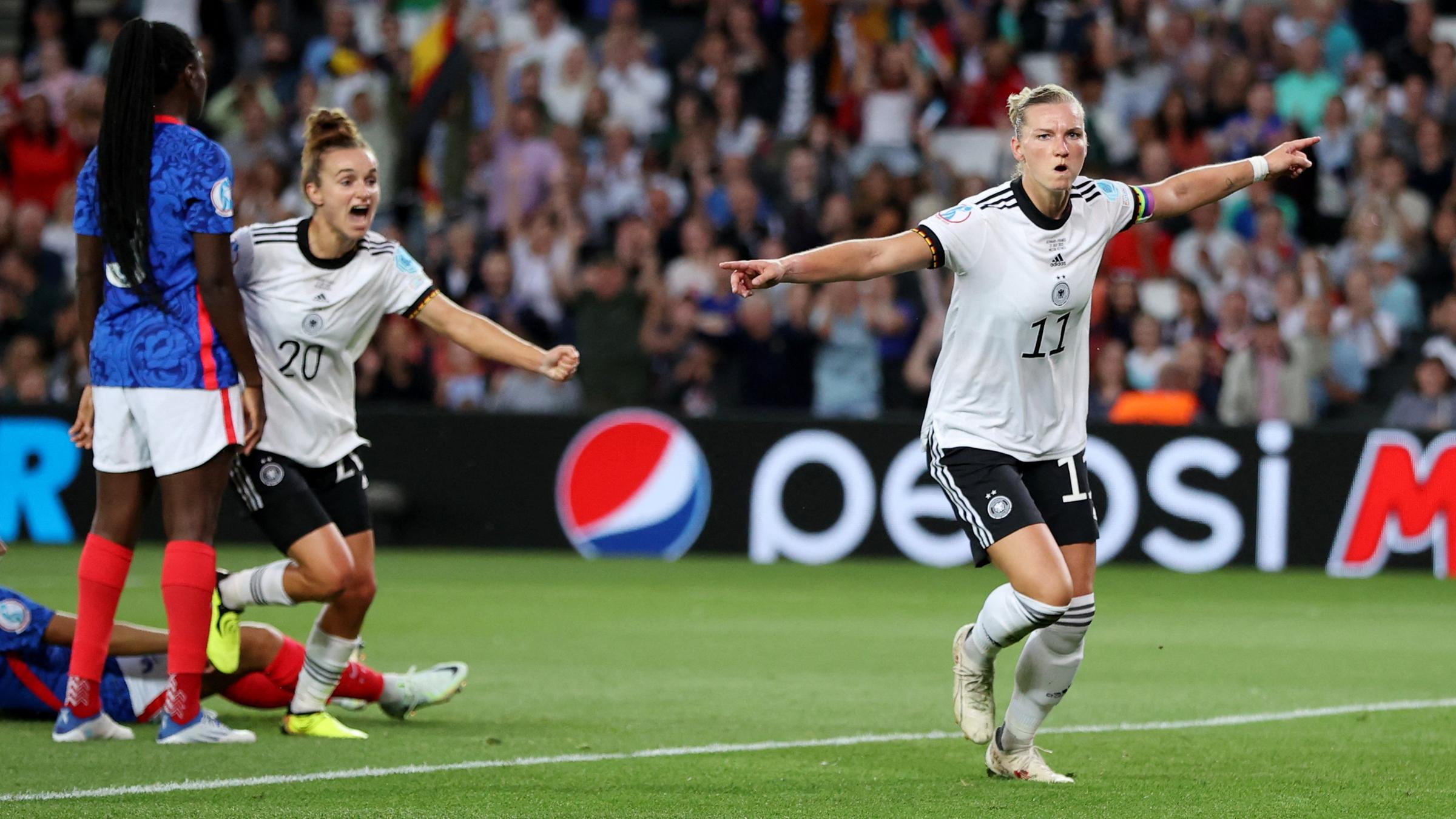 1:0 für die DFB-Frauen: Alexandra Popp (re.) bejubelt ihren fünften EM-Treffer.