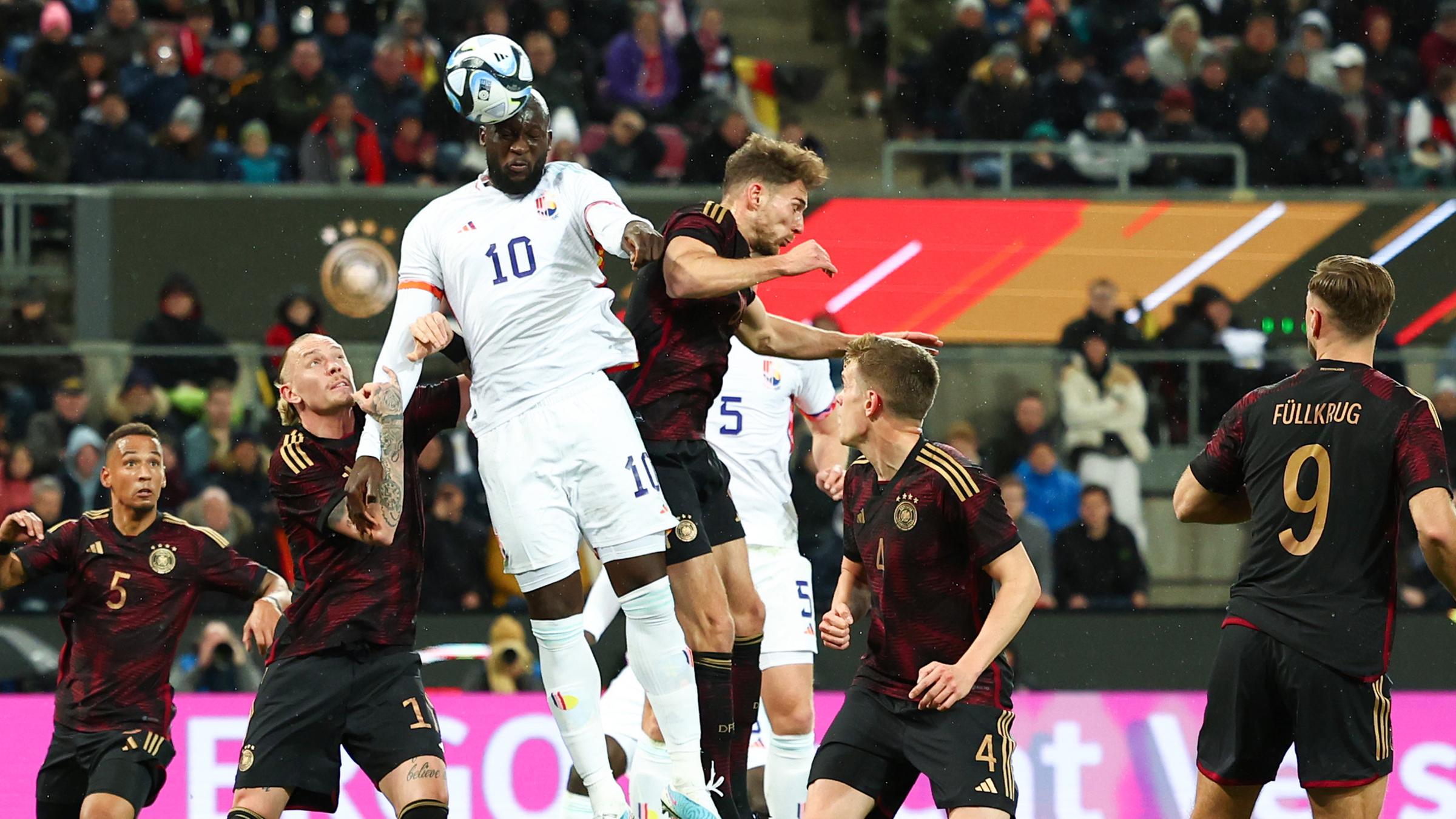 Belgiens Romelu Lukaku setzt sich im Kopfballduell durch.