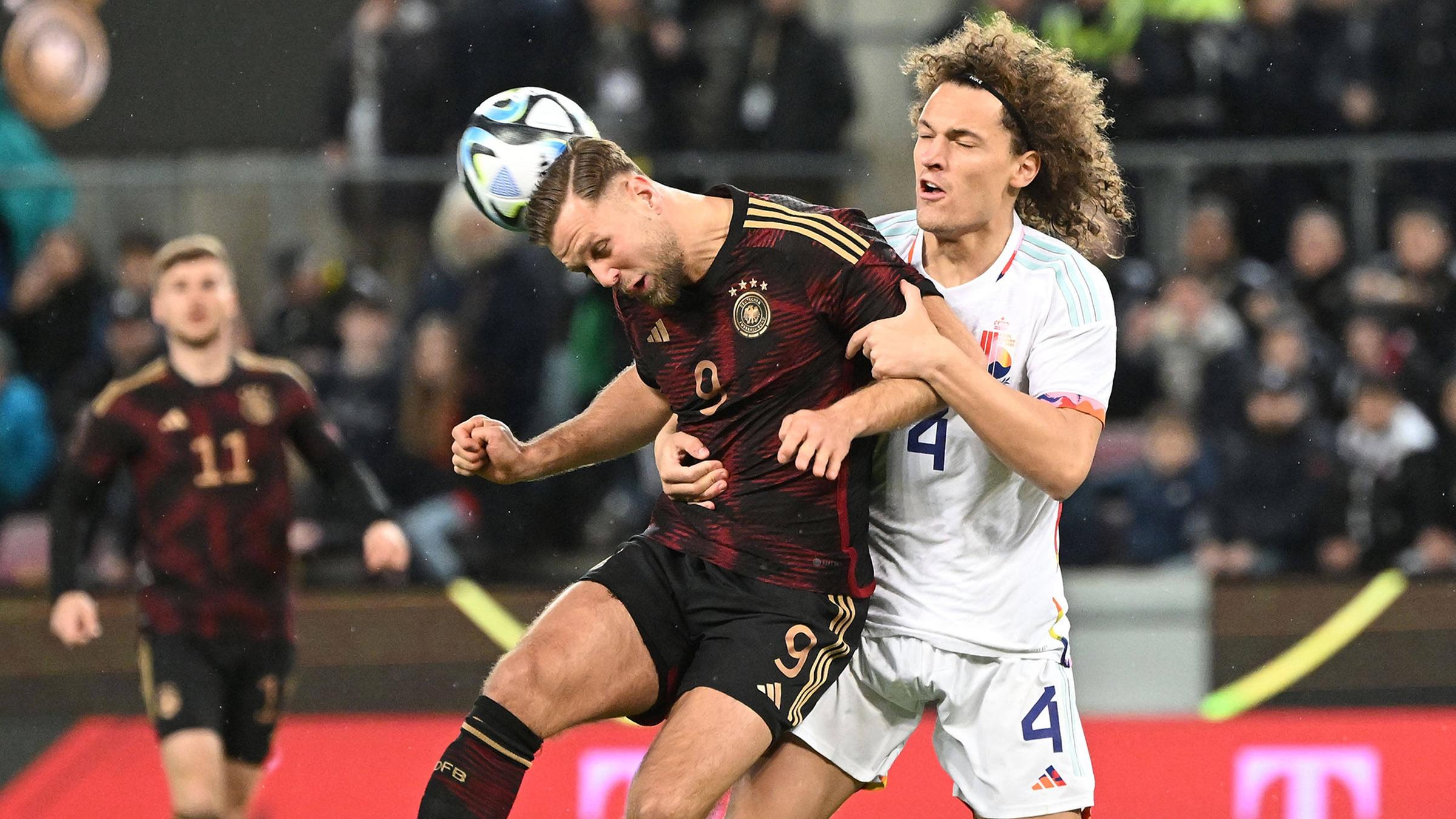 Niklas Füllkrug (Deutschland, li.) im Zweikampf mit Wout Faes (Belgien, re.).