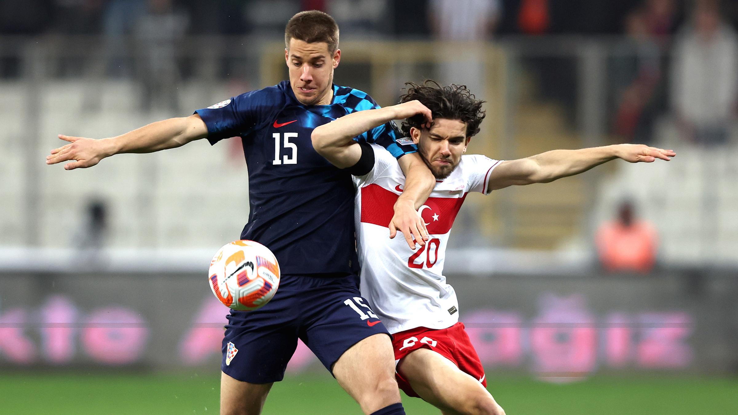 Ferdi Kadioglu (Türkei, re.) im Zweikampf gegen Mario Pasalic (Kroatien, li.).