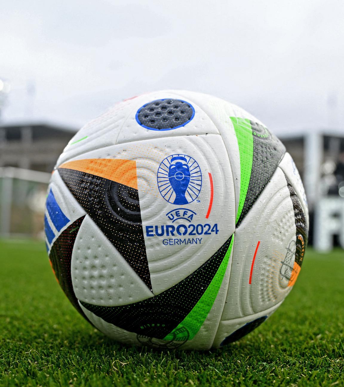 Organisatoren präsentieren den offiziellen Spielball der EM 2024, aufgenommen am 15.11.2023