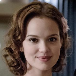Emilia Schüle spielt Eva Fassbender.
