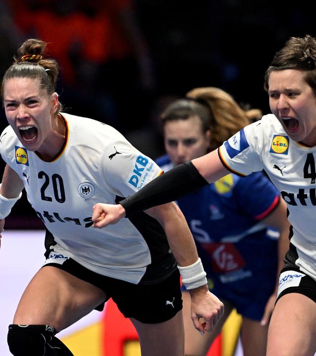 Die deutschen Handballerinnen Emily Vogel (links) und Alina Grijseels jubeln im Spiel gegen Frankreich. am 12.12.2025 in Rotterdam, Niederlande.