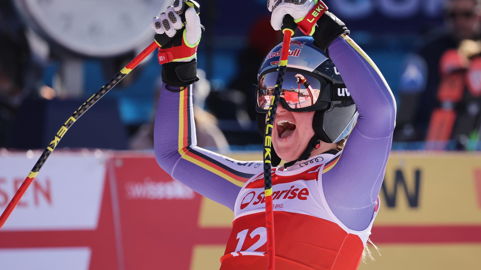 Skifahrerin Emma Aicher aus Deutschland jubelt beim FIS Skiweltcup in St. Moritz, Schweiz, am 13.12.2025.