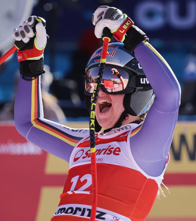 Skifahrerin Emma Aicher aus Deutschland jubelt beim FIS Skiweltcup in St. Moritz, Schweiz, am 13.12.2025.