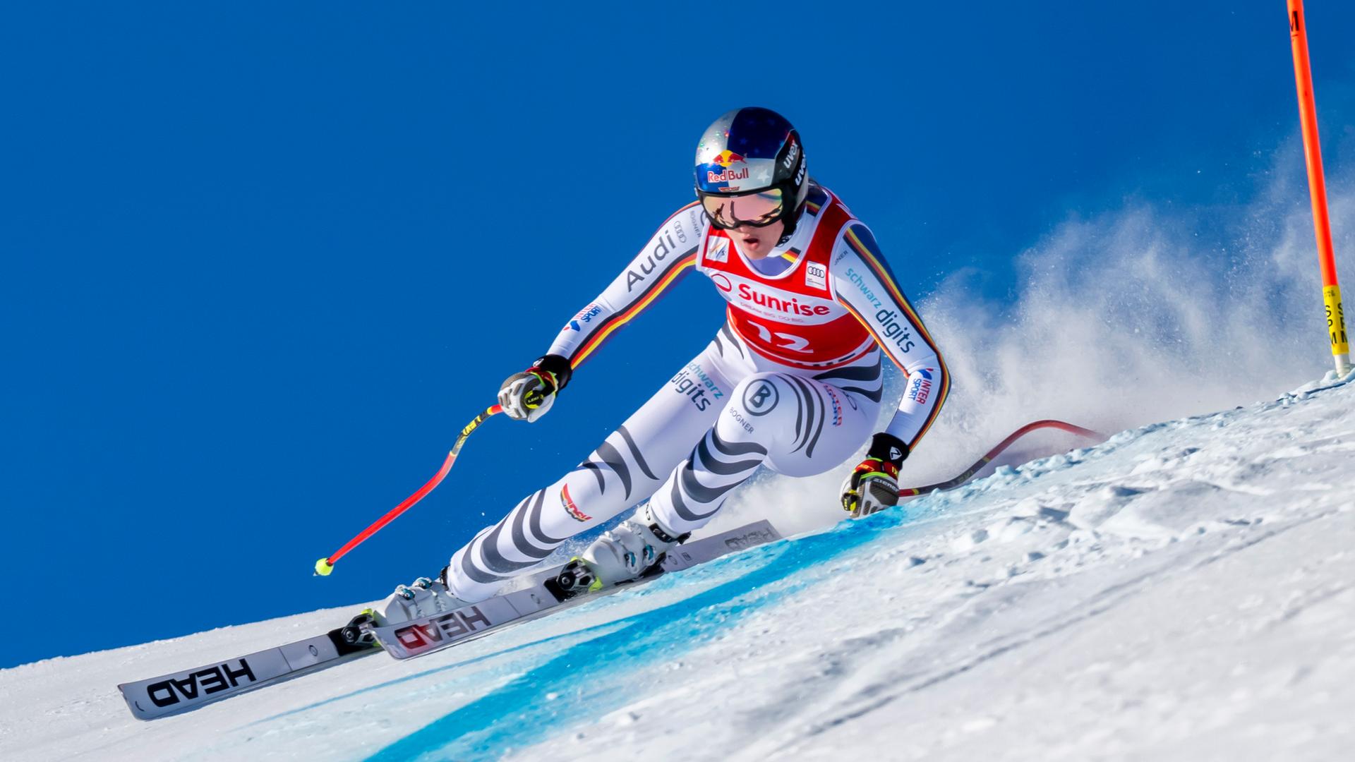 Skifahrerin Emma Aicher aus Deutschland in Aktion während der Abfahrt der Damen beim FIS Skiweltcup in St. Moritz, Schweiz, am 13.12.2025.