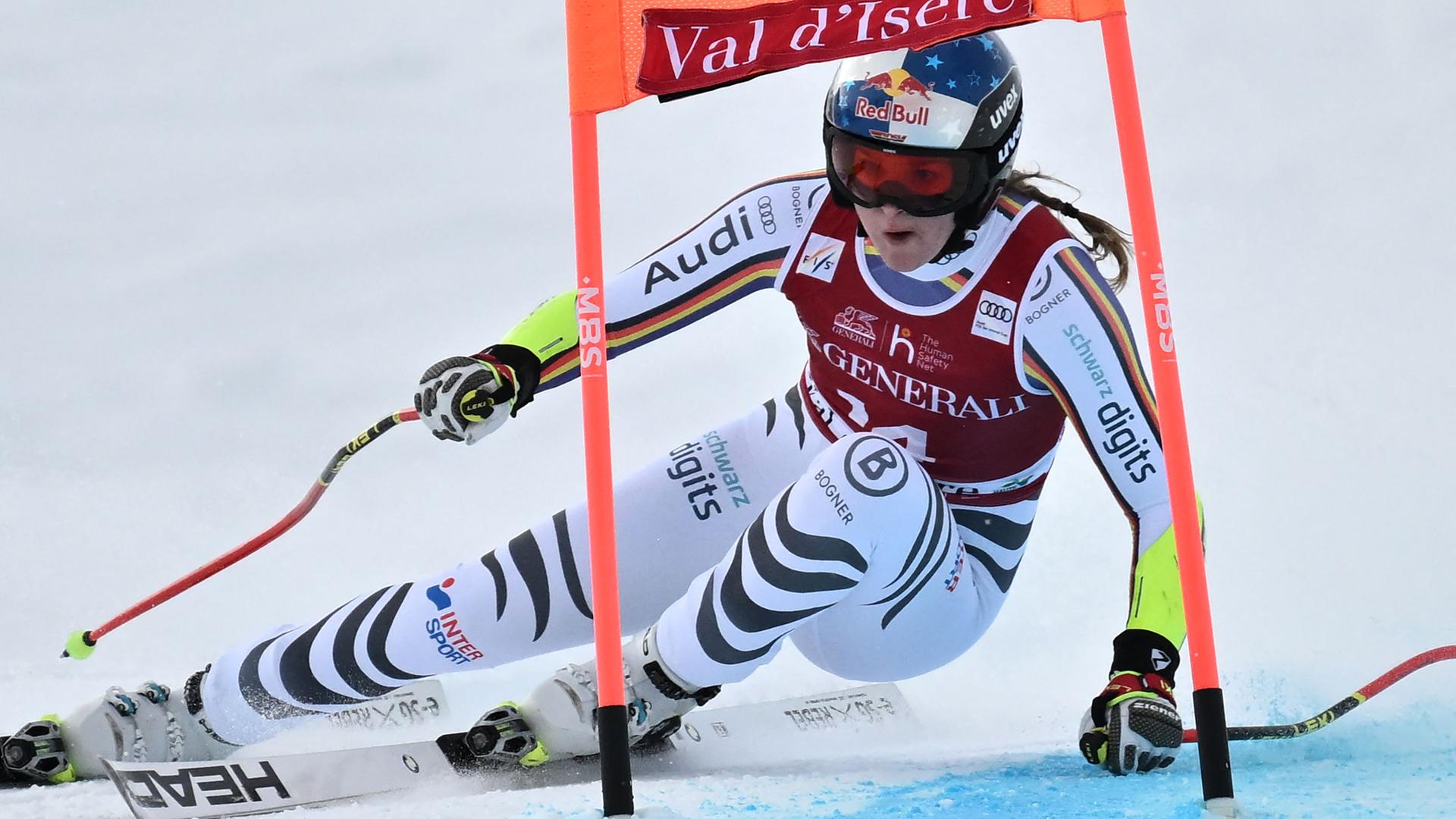 Skirennläuferin Emma Aicher beim Super-G in Val d'Isere