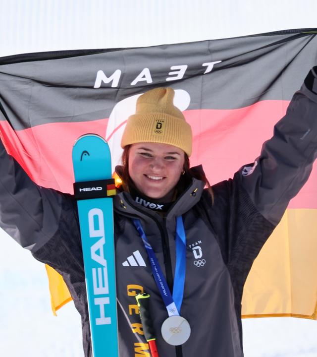 Deutsche Emma Aicher posiert mit der Silbermedaille in Cortina d'Ampezzo, Italien, am Sonntag, dem 8. Februar 2026.