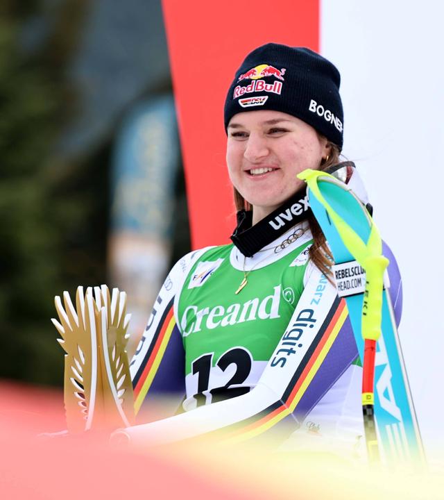 Emma Aicher bei der Siegerehrung vom SuperG der Frauen am 29.02.2026. 