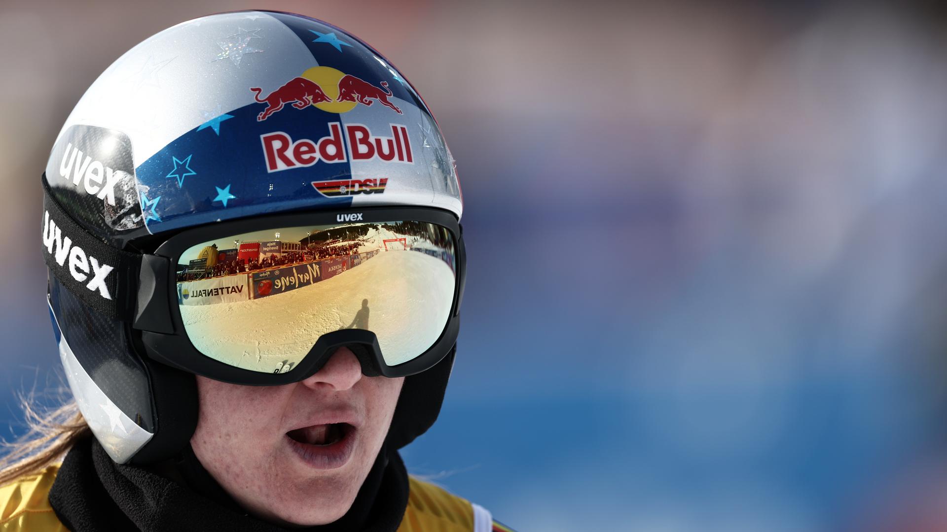 Deutschlands Emma Aicher nach ihrem ersten Lauf beim Riesenslalom von Hafjell im Zielbereich