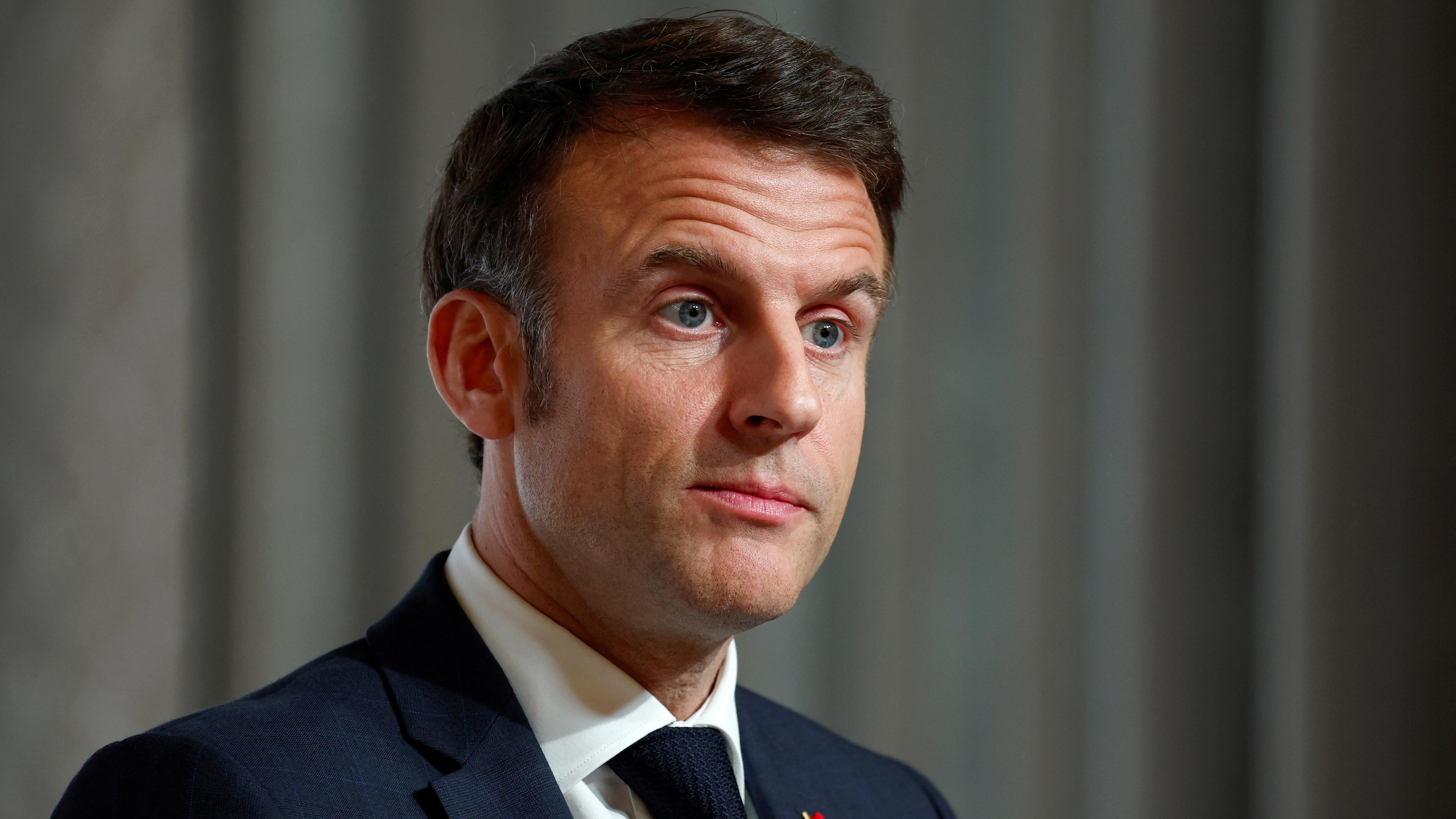 Emmanuel Macron nimmt an einer Pressekonferenz zum Abschluss der Konferenz zur Unterstützung der Ukraine mit europäischen Staats- und Regierungschefs im Elysee-Palast in Paris, am 26.02.2024 teil.