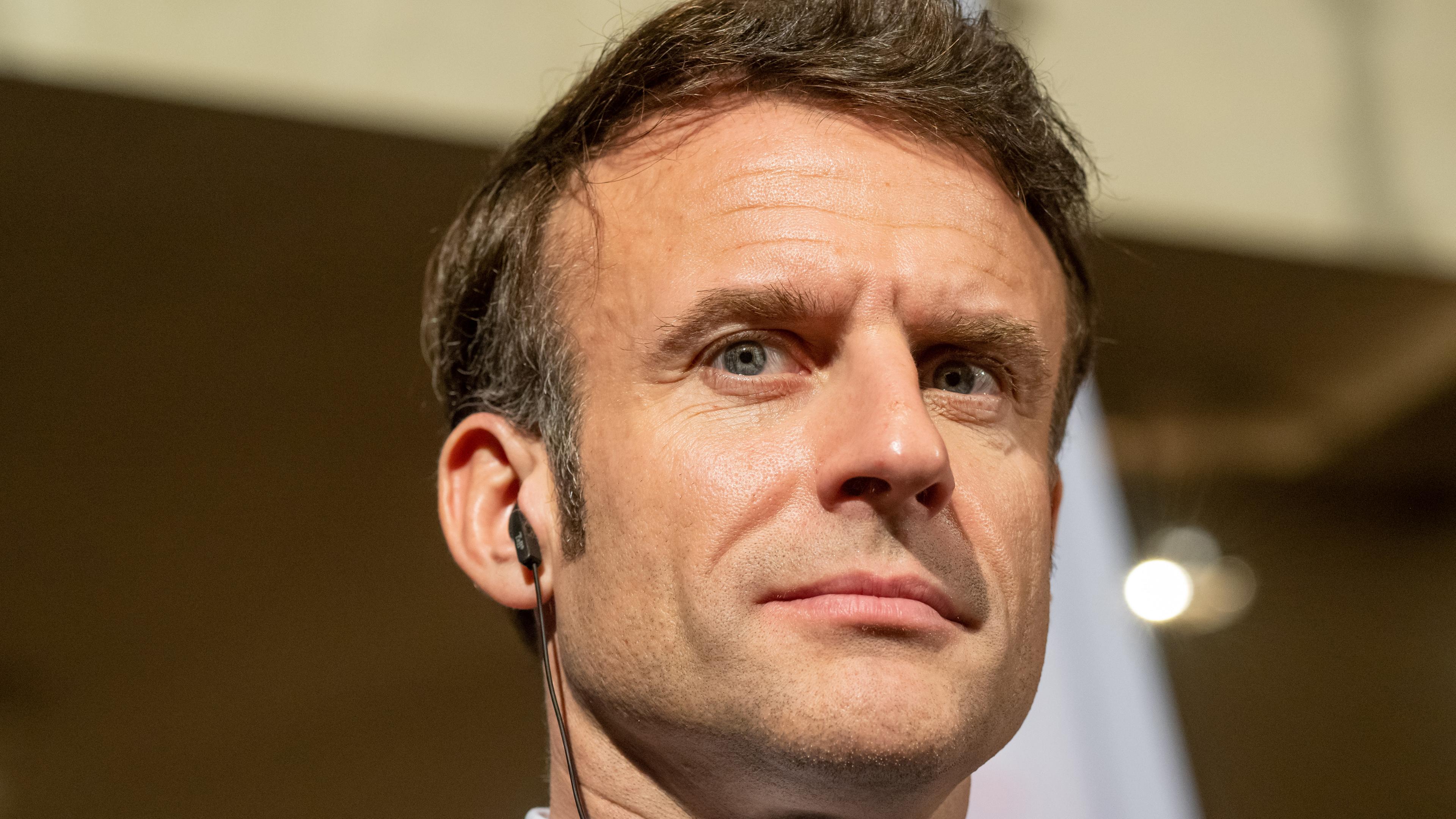Der französische Präsident Emmanuel Macron gibt am Rande der Münchner Sicherheitskonferenz ein Pressestatement ab.