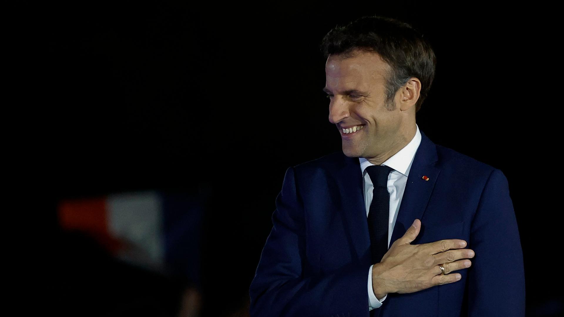 Nach Sieg bei der Stichwahl in Frankreich: Emmanuel Macron winkt seinen Anhängern als er auf der Wahlparty in Paris erscheint.