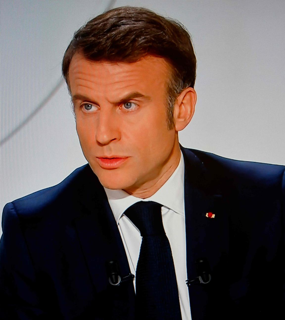 Ein Fernsehbildschirm, auf dem Frankreichs Präsident Emmanuel Macron in einem Live-Interview mit dem französischen Fernsehsender France 2 im Elysee-Präsidentenpalast in Paris zu sehen ist.