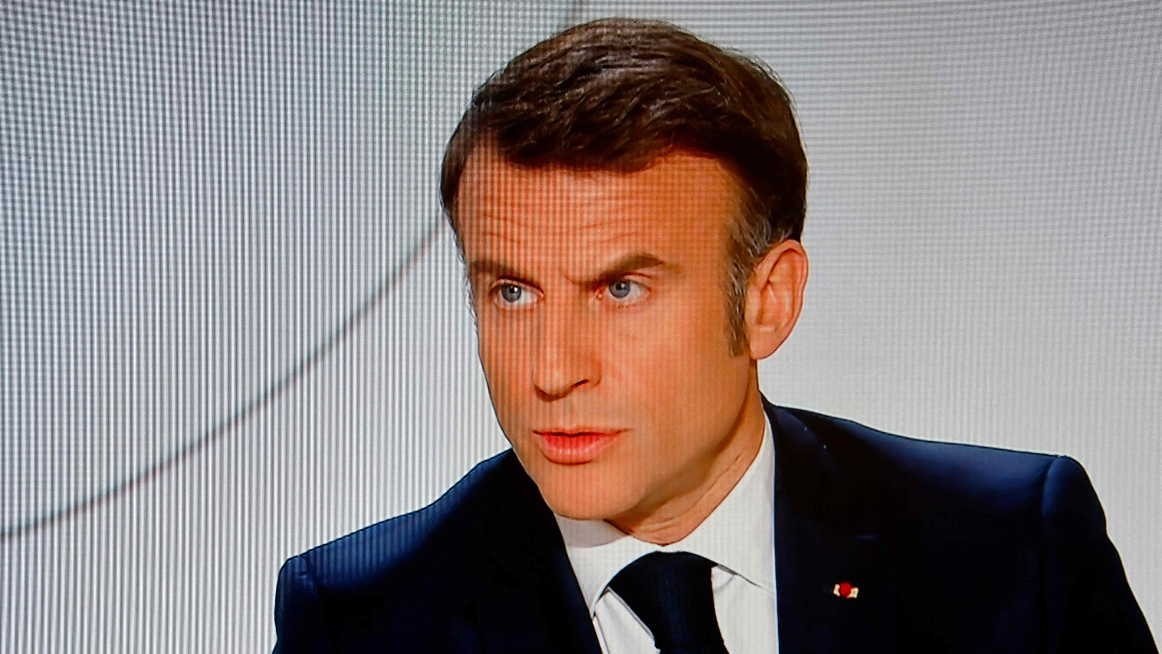 Ein Fernsehbildschirm, auf dem Frankreichs Präsident Emmanuel Macron in einem Live-Interview mit dem französischen Fernsehsender France 2 im Elysee-Präsidentenpalast in Paris zu sehen ist.