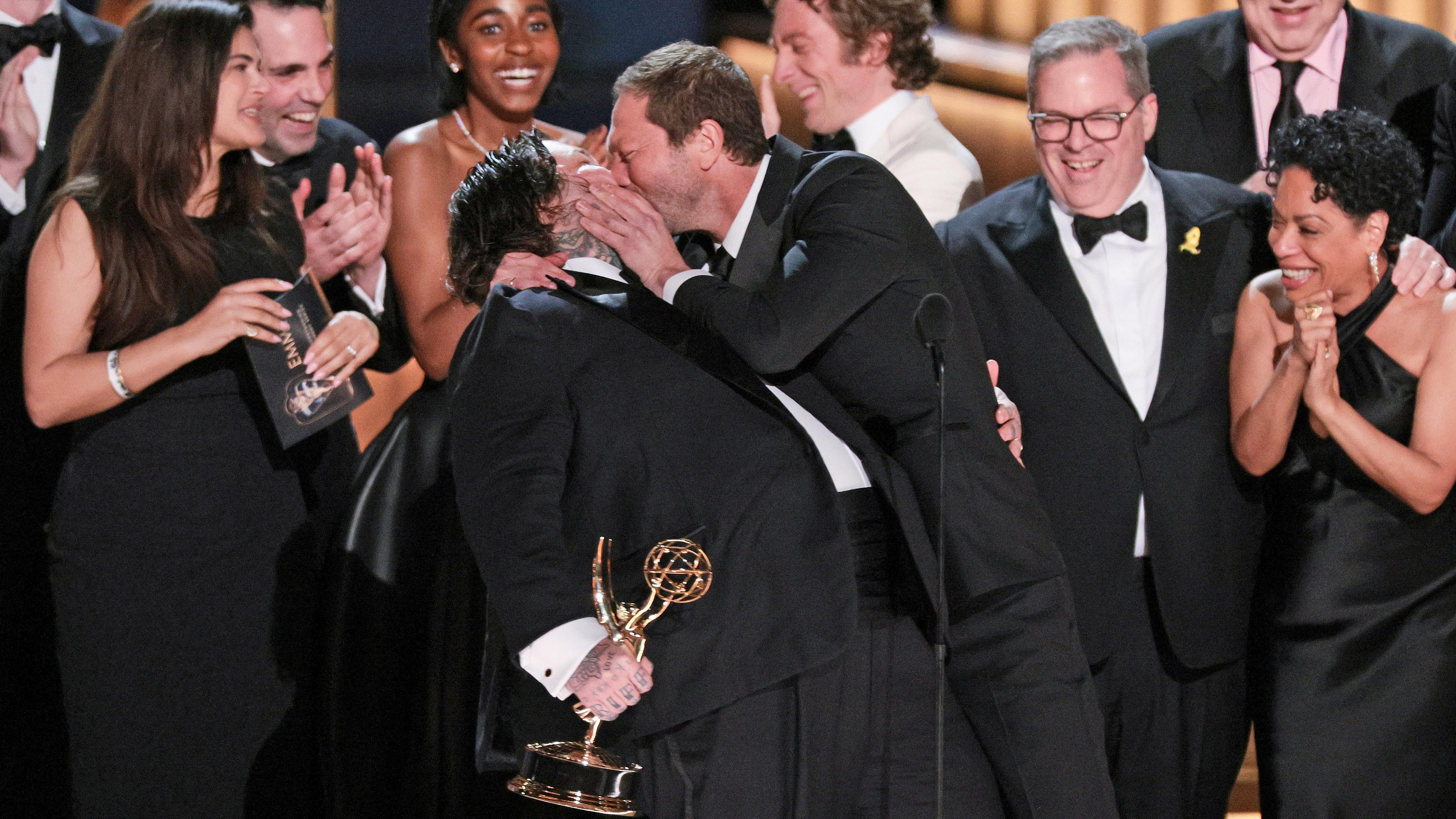 Die Darsteller und die Crew von "The Bear" reagieren auf den Gewinn der besten Comedy-Serie bei der 75. jährlichen Verleihung der Primetime Emmy Awards