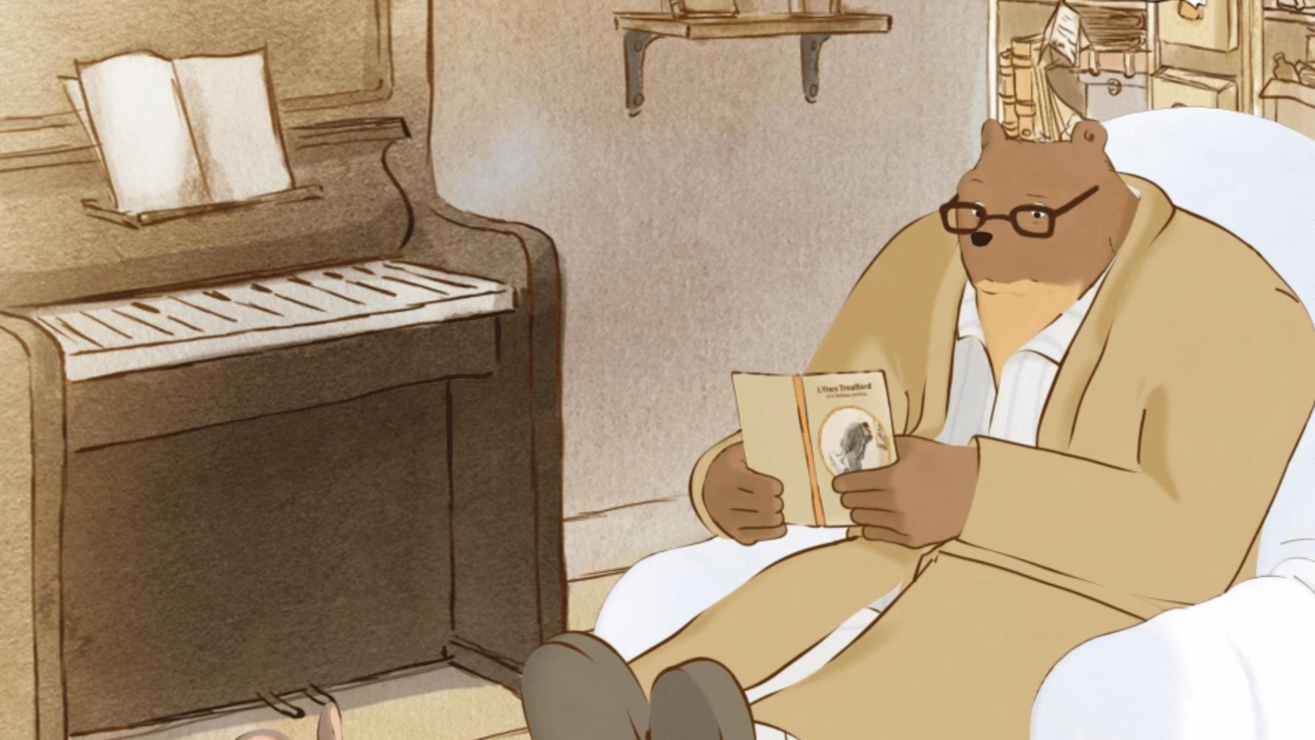 Ernest sitzt auf seinem Sessel mit einem Buch in der Hand. Ernest hat eine Lesebrille auf. Vor ihm sind einige Bücher so aufeinandergestapelt,  dass er seine Füße bequem darauf ablegen kann. Celestine und Melusine stehen derweil nachdenklich vor dem Bücherstapel.