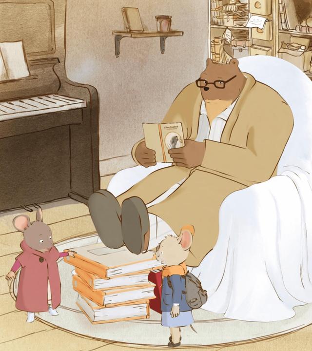 Ernest sitzt auf seinem Sessel mit einem Buch in der Hand. Ernest hat eine Lesebrille auf. Vor ihm sind einige Bücher so aufeinandergestapelt,  dass er seine Füße bequem darauf ablegen kann. Celestine und Melusine stehen derweil nachdenklich vor dem Bücherstapel.