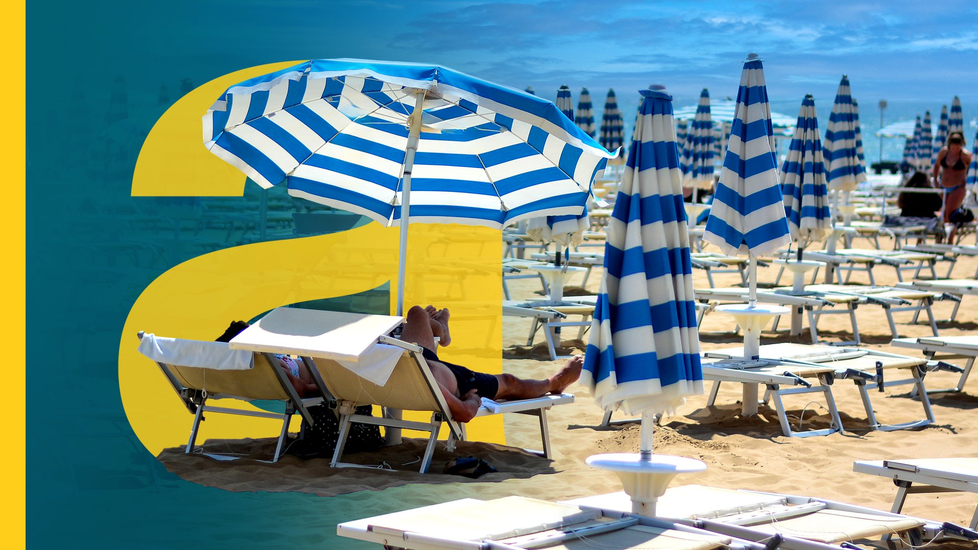 Viele Reihen von Strandliegen mit blau-weißen Schirmen