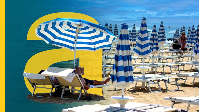 Viele Reihen von Strandliegen mit blau-weißen Schirmen