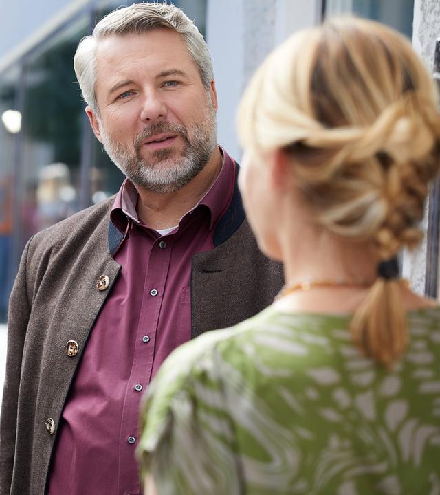 "Die Rosenheim-Cops - Ende eines Picknicks": Auf einer Straße. Die Kommissare Danner (Katharina Abt) und Stadler (Dieter Fischer) stehen Mareike Mattusch (Kathrin Anna Stahl) gegenüber, die mit dem Rücken zur Kamera steht.