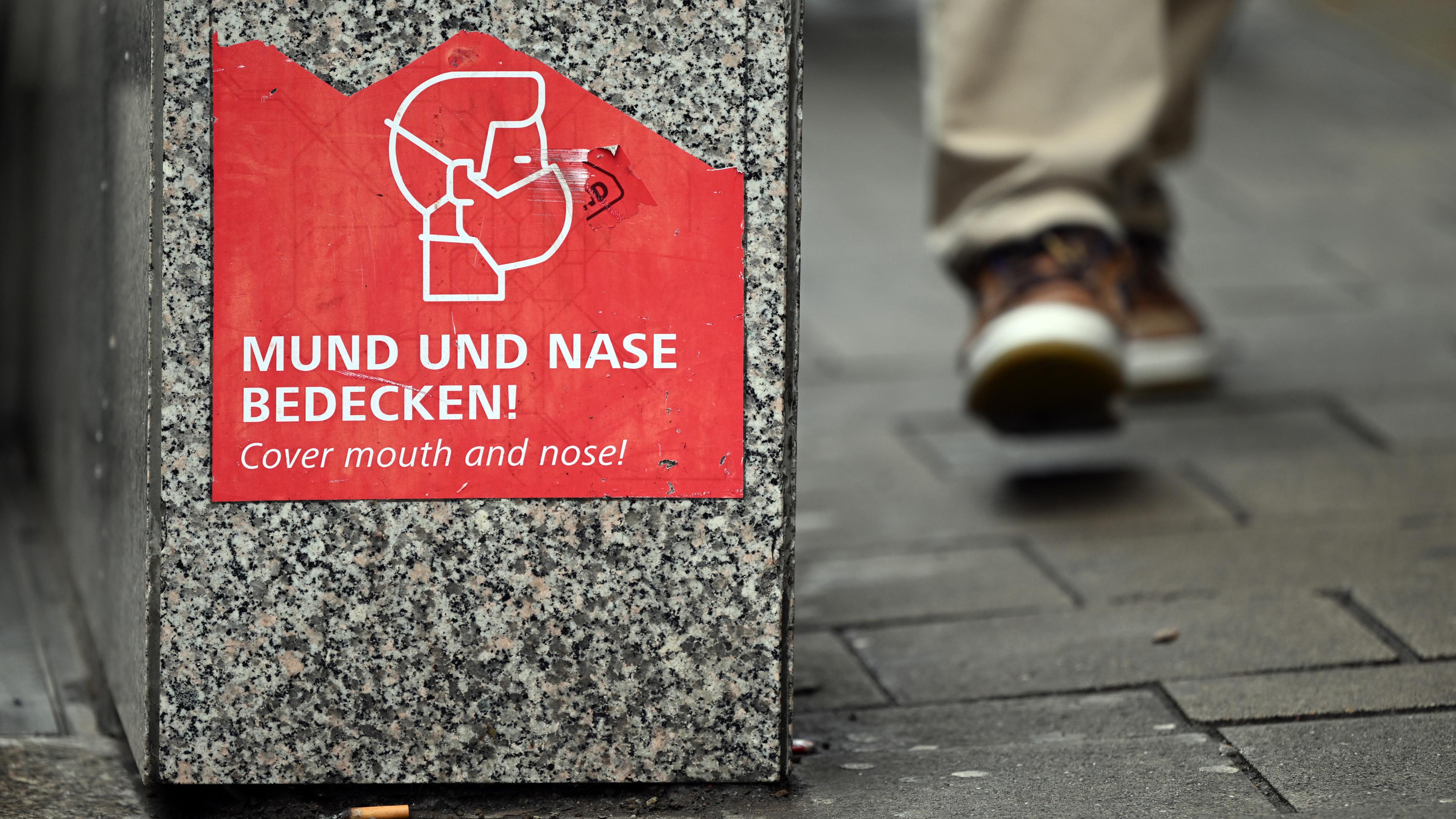 Nordrhein-Westfalen, Landesweit: Ein Schild weist auf das Tragen einer Maske hin. 