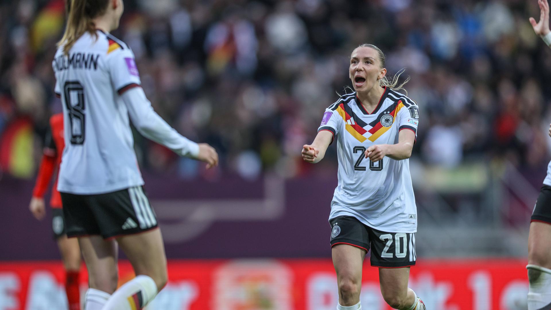Die deutsche Nationalspielerin Vivien Endemann jubelt nach ihrem Treffer zum 2:0 in der WM-Qualifikation gegen Österreich zusammen mit ihrer Teamkollegin Elisa Senß