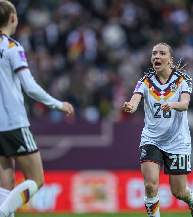 Die deutsche Nationalspielerin Vivien Endemann jubelt nach ihrem Treffer zum 2:0 in der WM-Qualifikation gegen Österreich zusammen mit ihrer Teamkollegin Elisa Senß