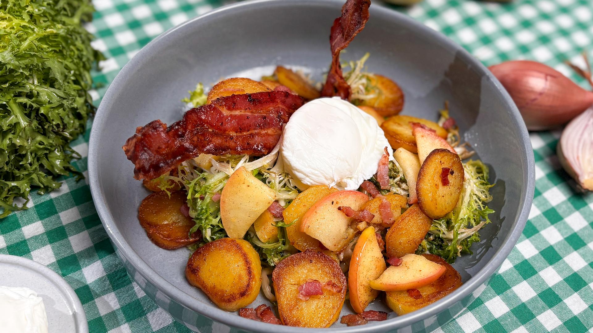 Endiviensalat mit Bratkartoffeln und Speck