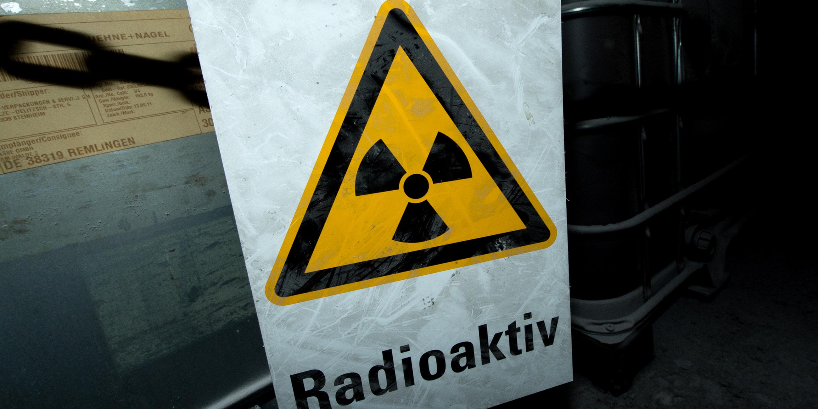 Ein Warnschild weist auf radioaktives Material hin