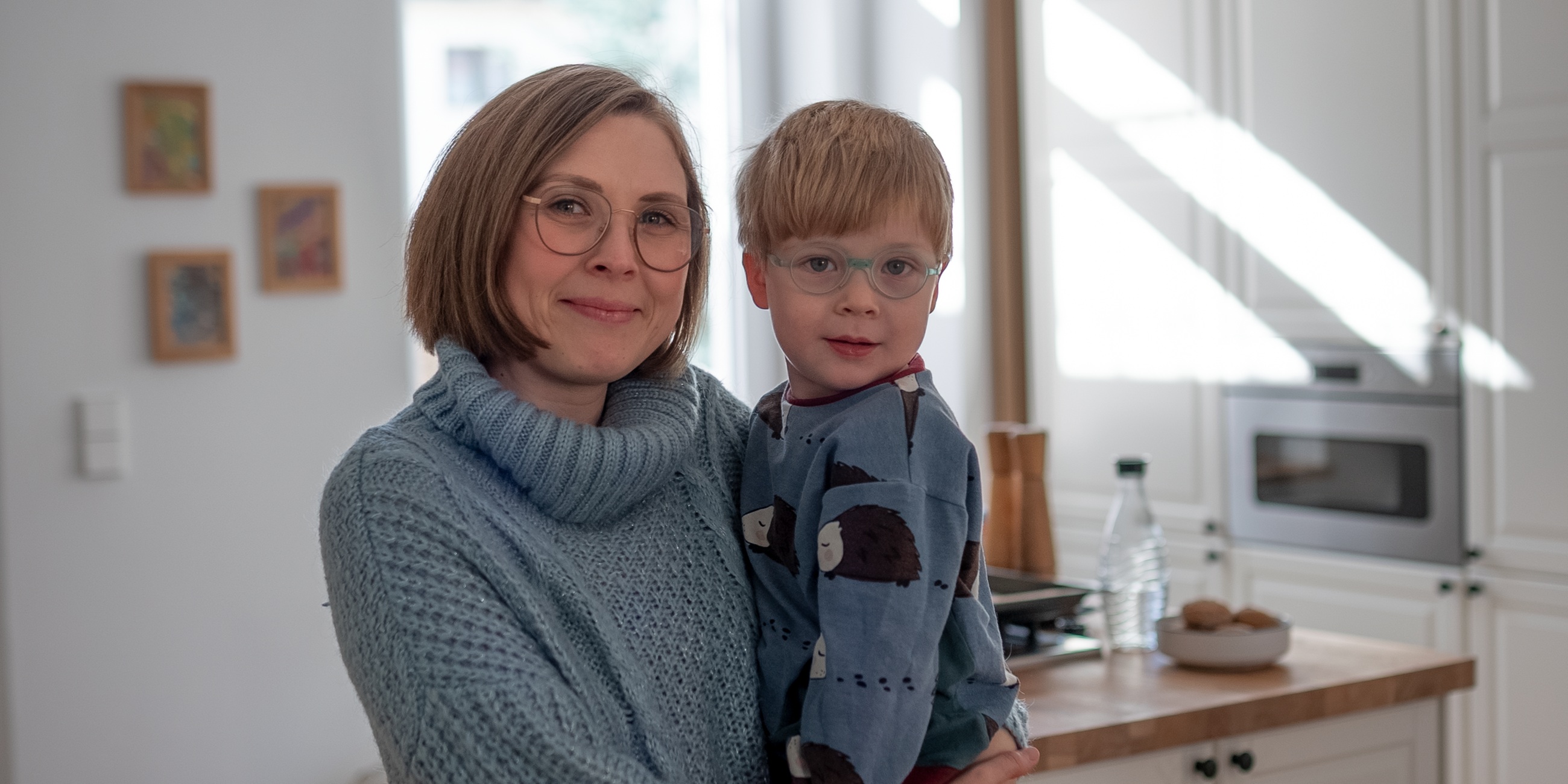 Sarah - von Endometriose betroffen - mit ihrem Sohn
