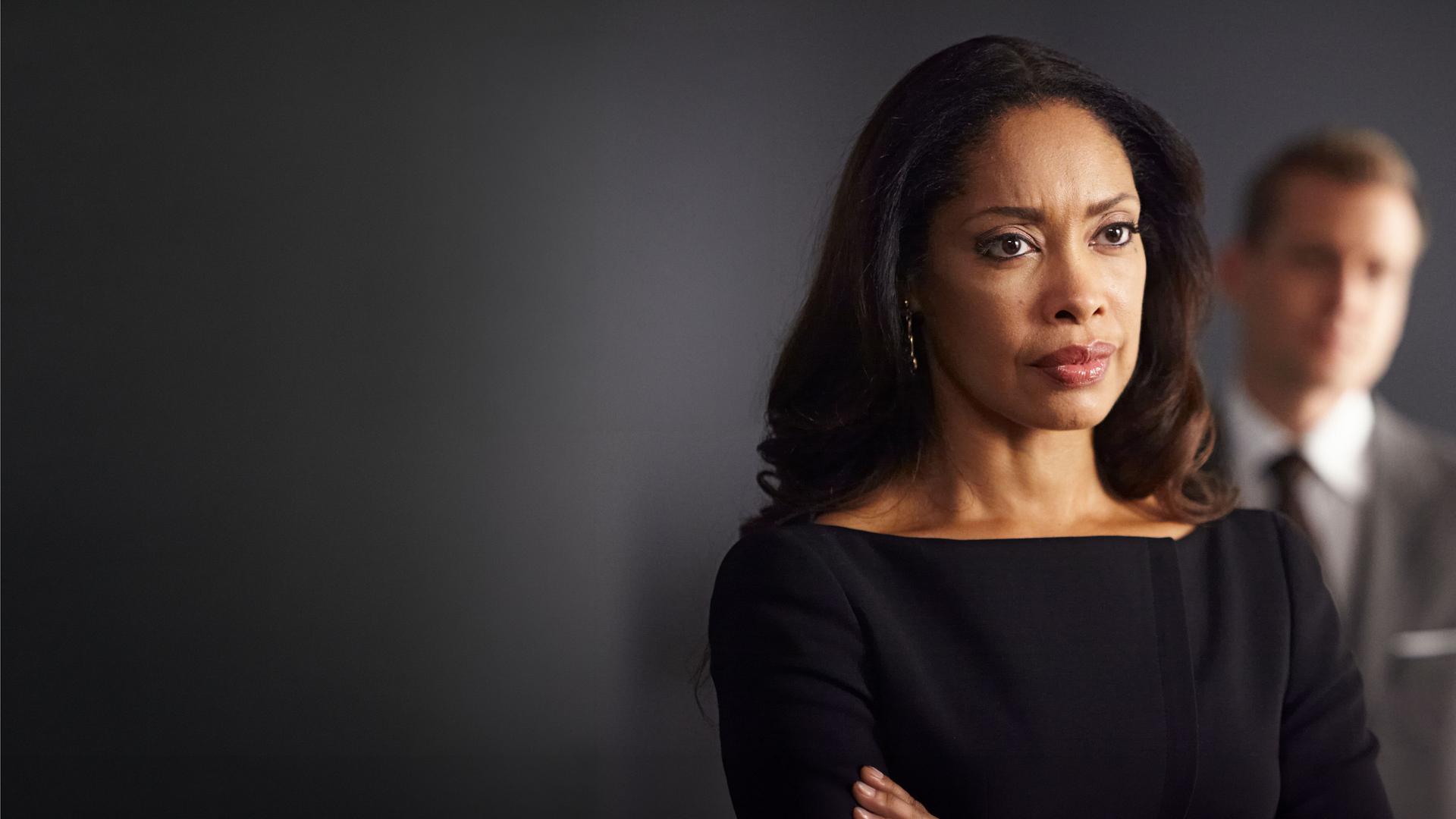 "Suits - Endspiel": Jessica (Gina Torres) steht mit ernstem Blick im Vordergrund. Im Hintergrund ist Harvey (Gabriel Macht) unscharf zu erkennen.