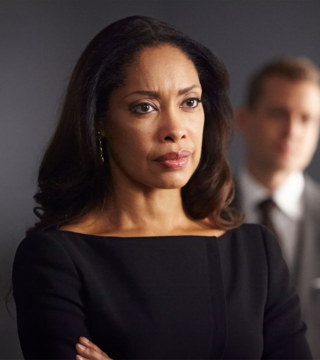 "Suits - Endspiel": Jessica (Gina Torres) steht mit ernstem Blick im Vordergrund. Im Hintergrund ist Harvey (Gabriel Macht) unscharf zu erkennen.