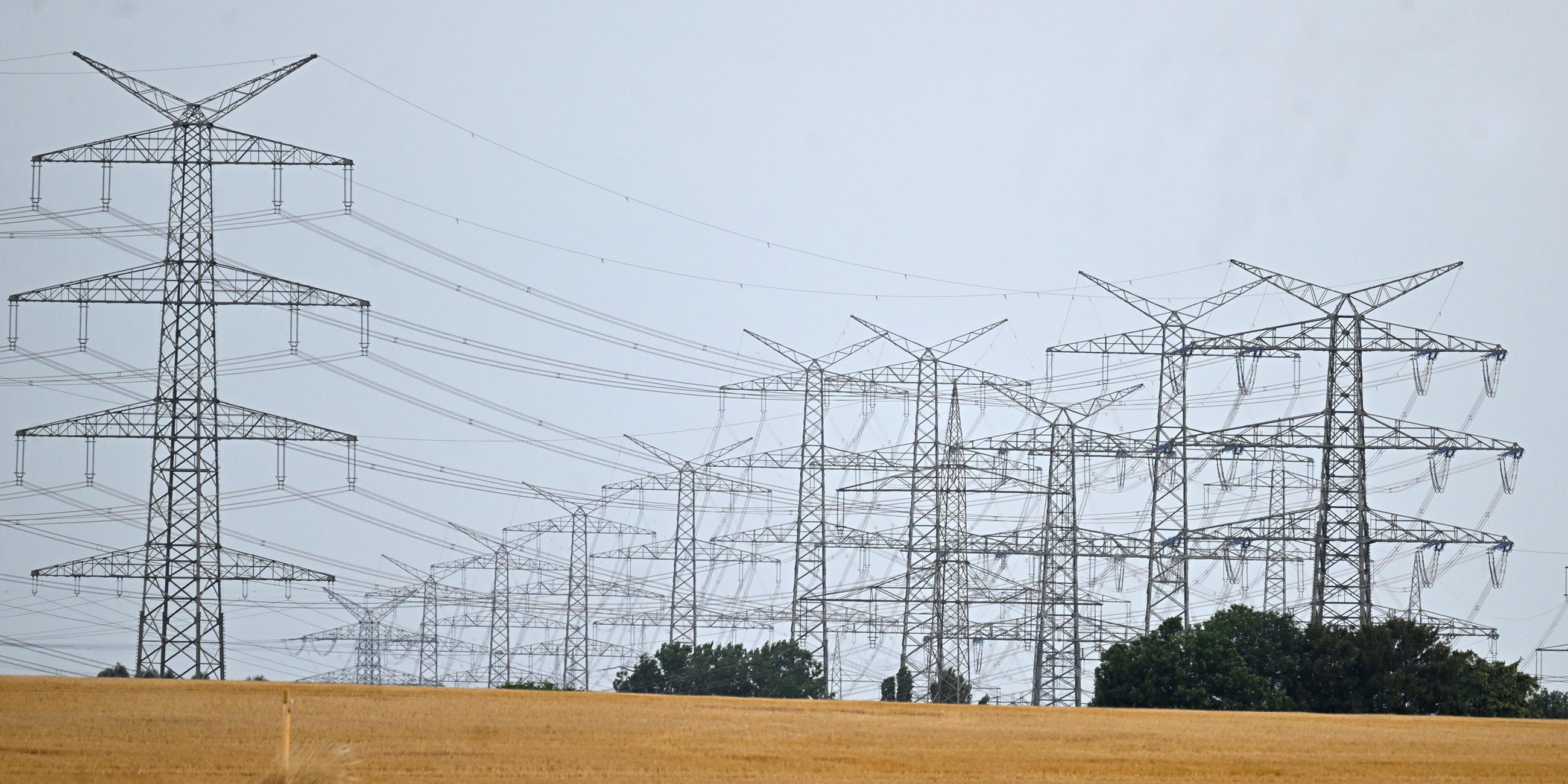Strommasten einer Stromtrasse in Nordrhein-Westfalen