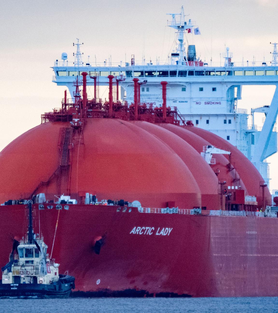 Von Schleppern begleitet transportiert der LNG-Tanker "Arctic Lady" eine Ladung LNG zum Energie-Terminal "Deutsche Ostsee"
