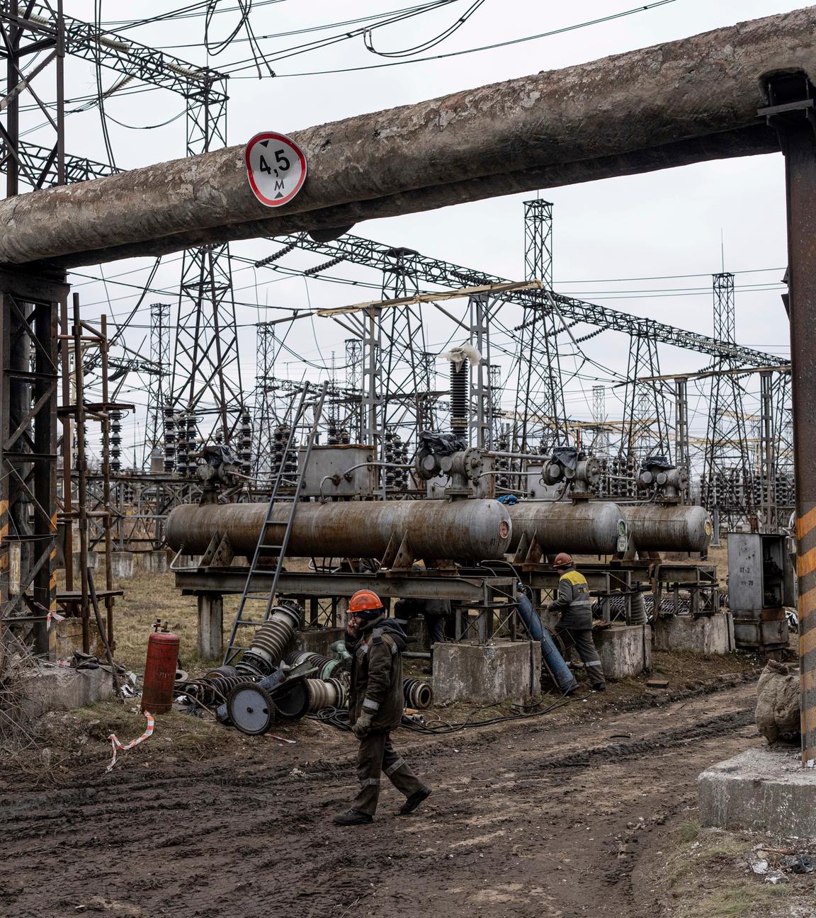 Arbeiter in einem Kraftwerk versuchen, Schäden zu reparieren, die nach ukrainischen Angaben nach einem russischen Angriff entstanden sind. 