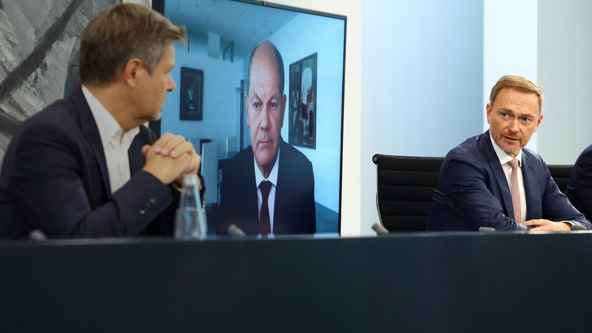 Bundeskanzler Olaf Scholz (mitte), Robert Habeck (links), Christian Lindner (rechts)