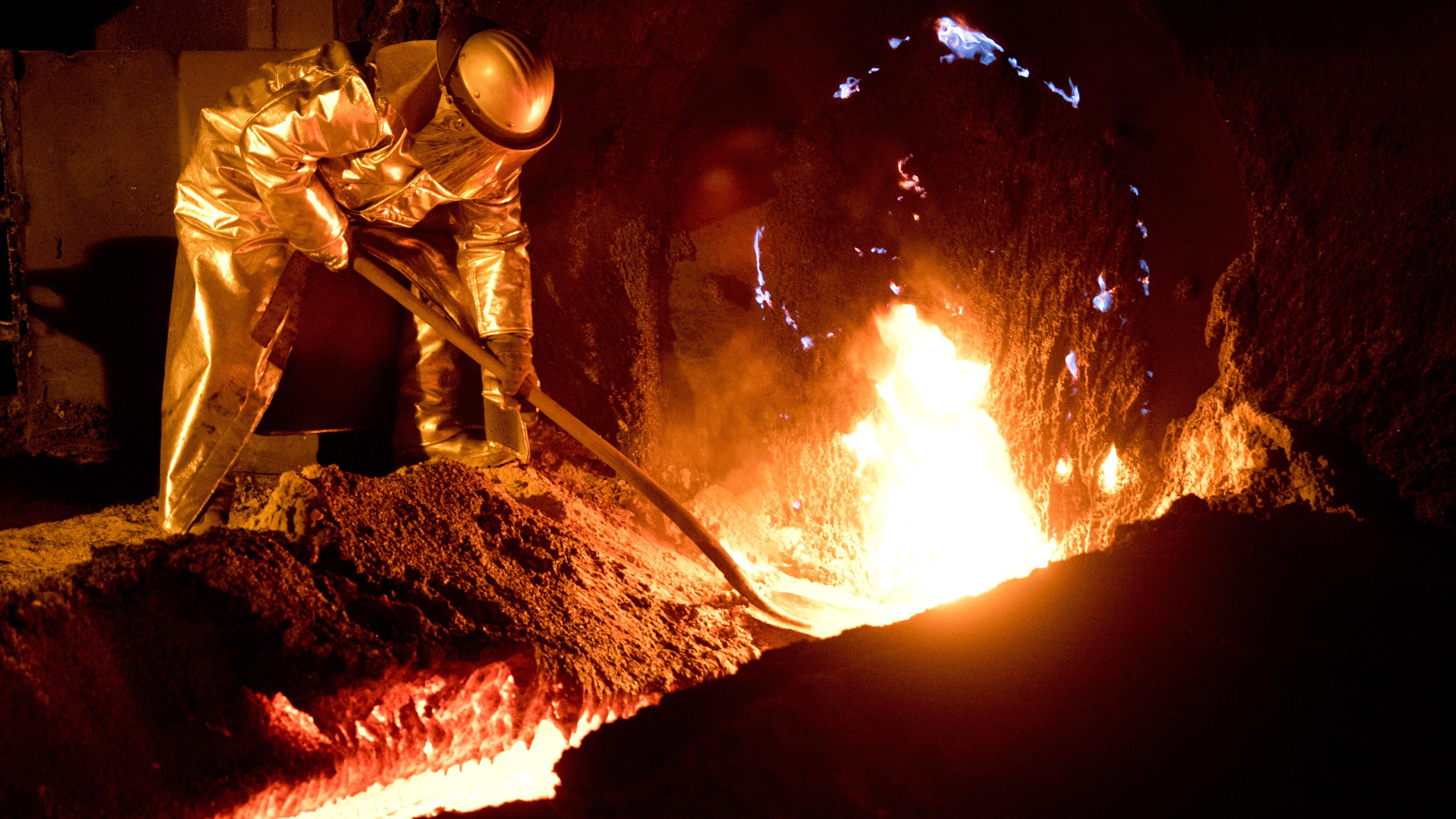 Arbeiter am Hochofen in Niedersachsen