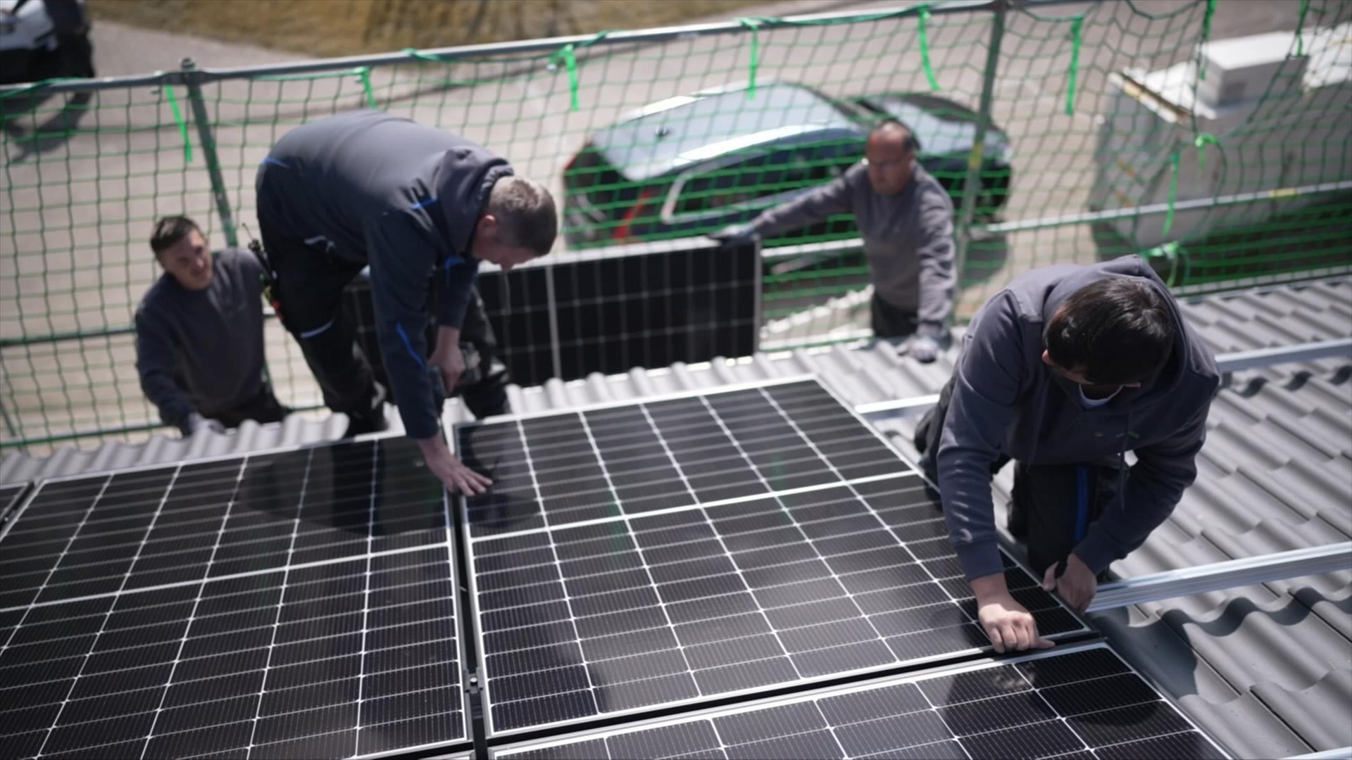 Montage einer Solaranlage auf einem Dach