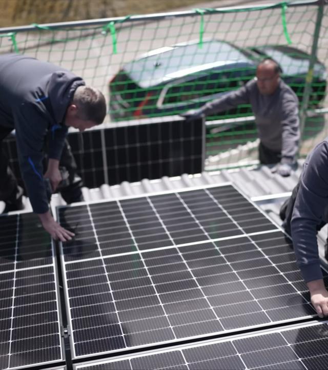 Montage einer Solaranlage auf einem Dach
