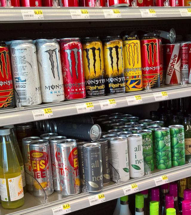 Regale mit verschiedenen Energy Drinks